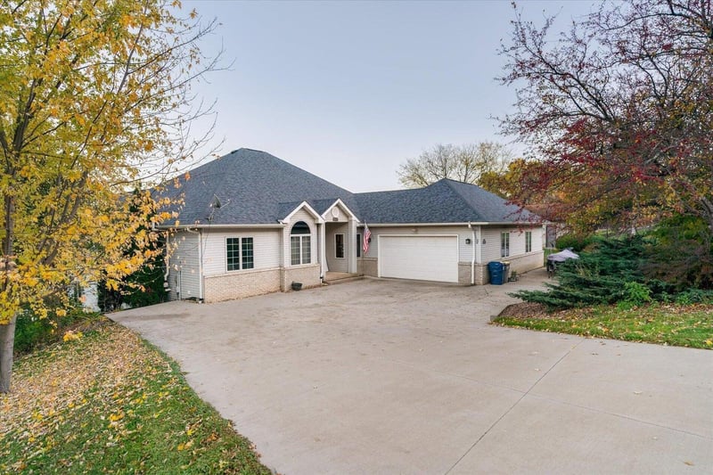 726 N 4th St, La Crescent, MN 55947