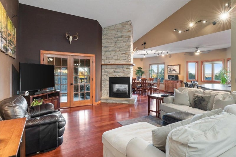 726 N 4th St, La Crescent, MN 55947