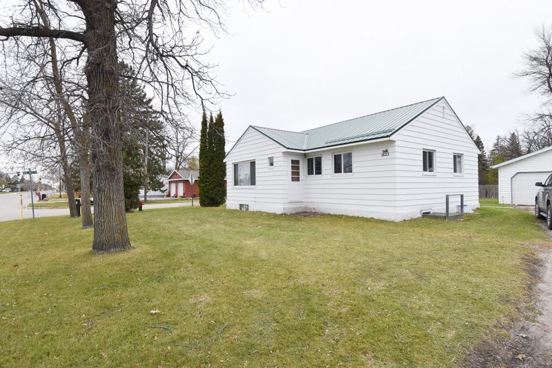 1523 1st St E, Thief River Falls, MN 56701