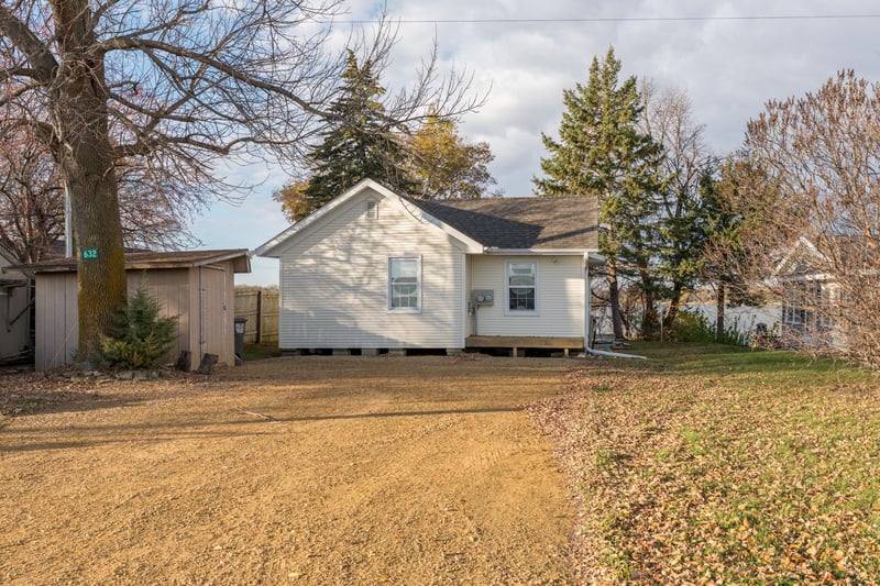 632 Doran Dr, Madison Lake, MN 56063