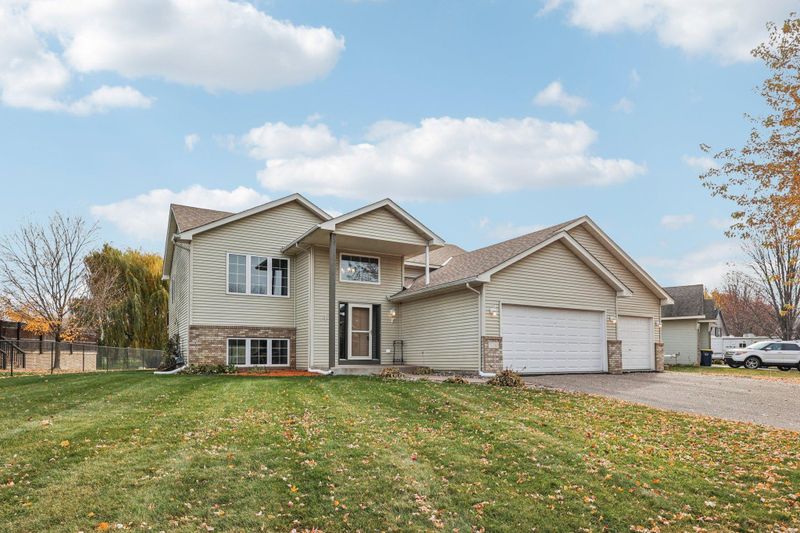 11763 N Meadow Curve, Lindstrom, MN 55045