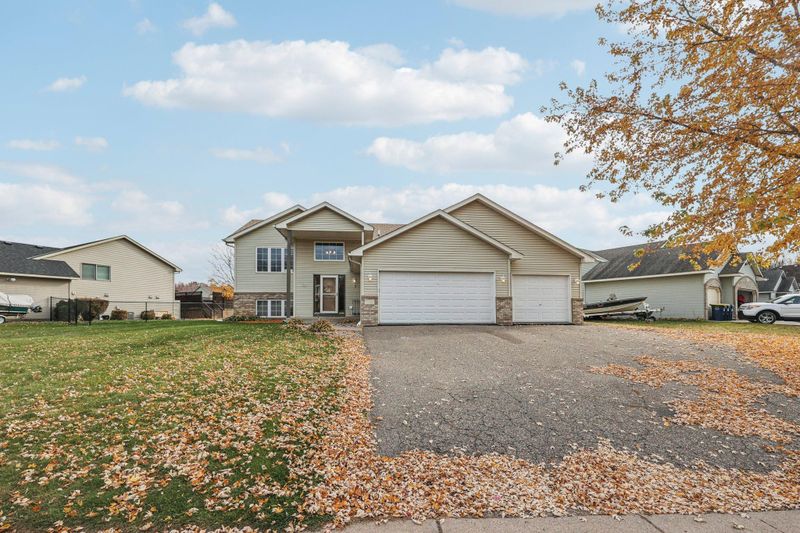 11763 N Meadow Curve, Lindstrom, MN 55045