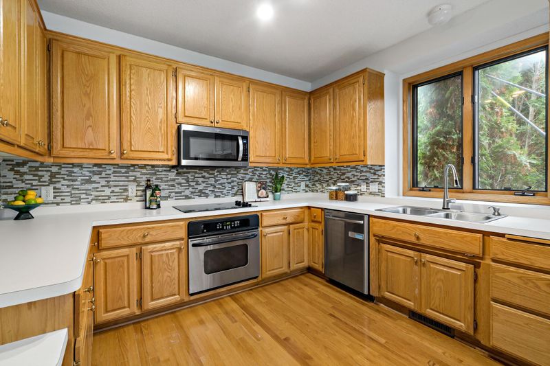 886 Oak Ct, Eagan, MN 55123