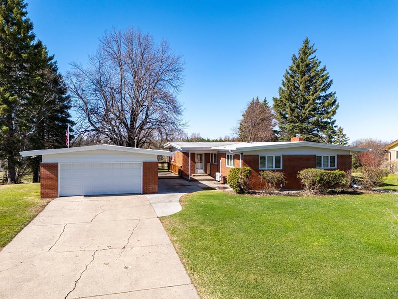 118 Golf Ter, Crookston, MN 56716