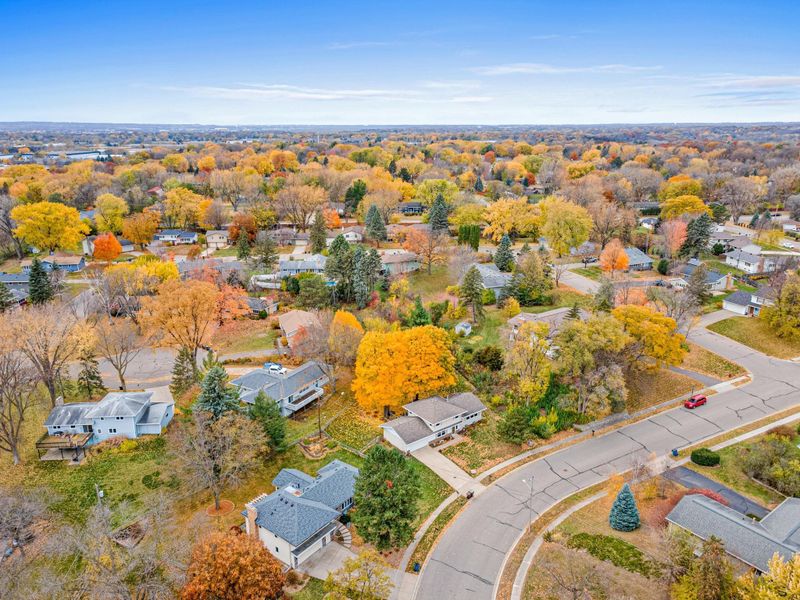 5233 Heritage Hills Dr, Bloomington, MN 55437