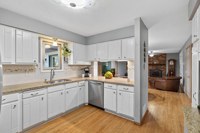 15716 Hayes Trl, Apple Valley, MN 55124