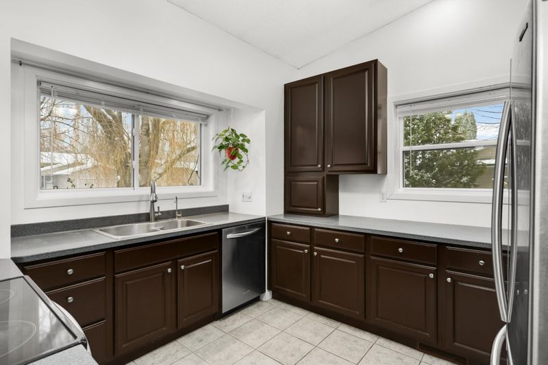 715 Liberty Heights Dr, Chaska, MN 55318