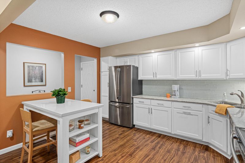 2445 Londin Ln E #208, Maplewood, MN 55119