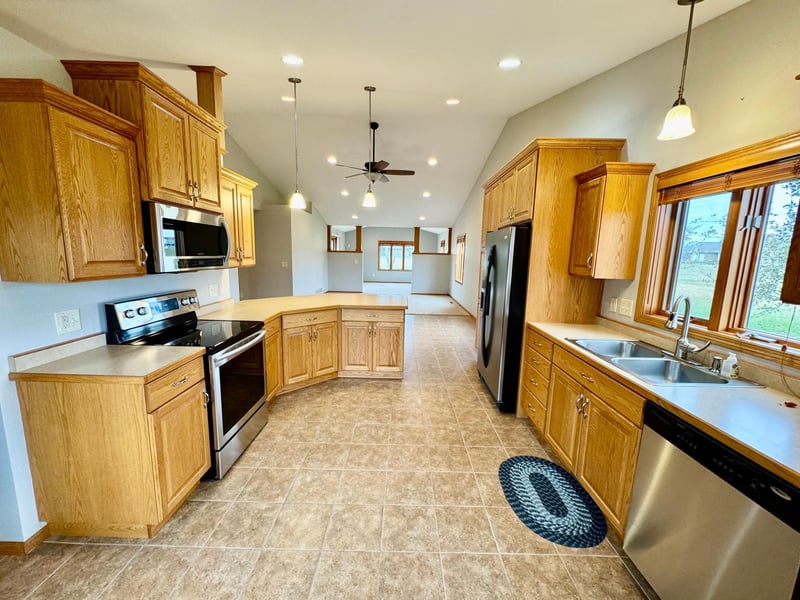 701 Simplicity Dr #B, Ellendale, MN 56026