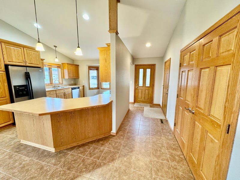 701 Simplicity Dr #B, Ellendale, MN 56026