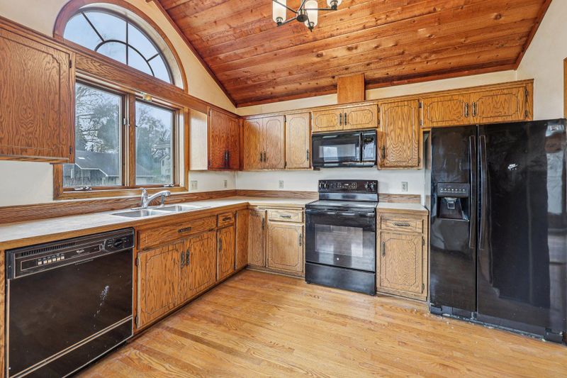 330 E 152nd St, Burnsville, MN 55306