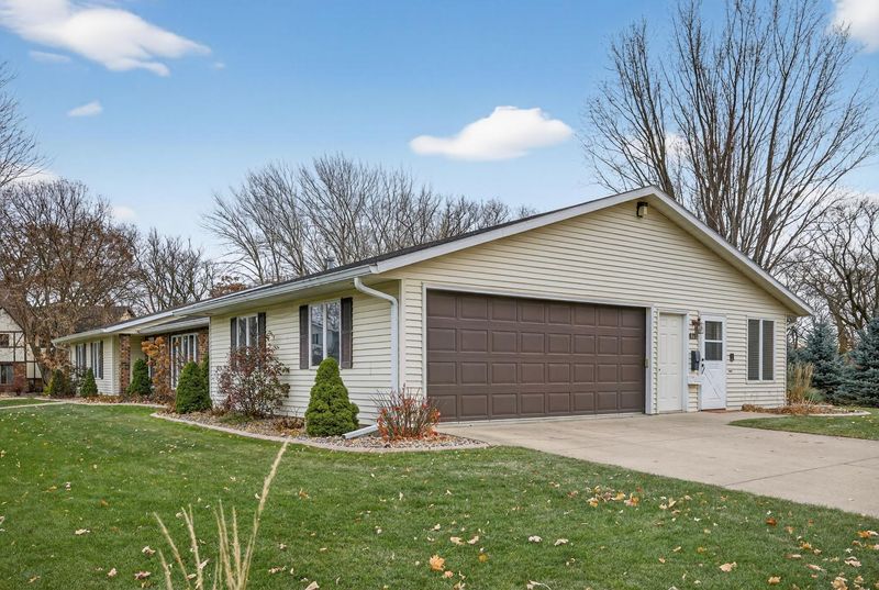 4116 Manor View Dr NW, Rochester, MN 55901
