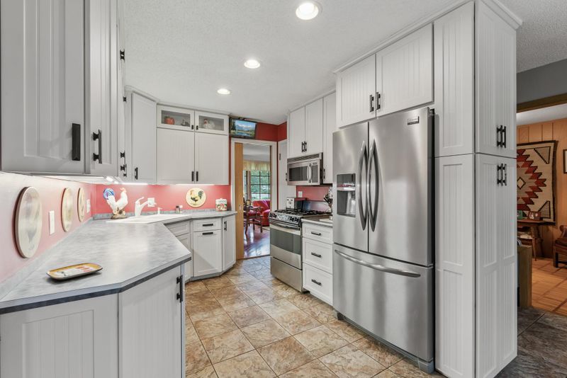 11613 Shady Oak Dr, Minnetonka, MN 55343