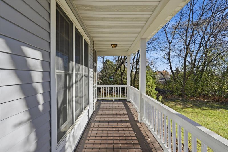 2711 Snowdrift Cir E, Maplewood, MN 55119