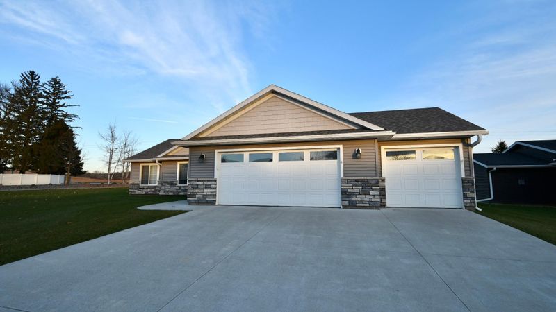 190 Highlands Cir, Zumbrota, MN 55992