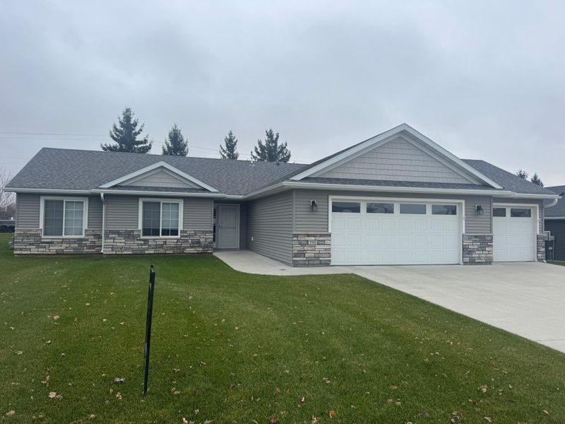190 Highlands Cir, Zumbrota, MN 55992