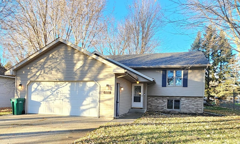 208 Holly Ln, Janesville, MN 56048