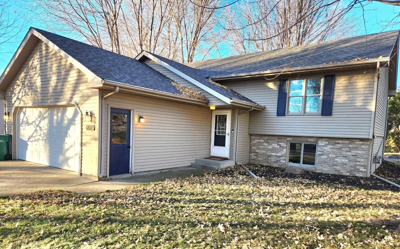 208 Holly Ln, Janesville, MN 56048