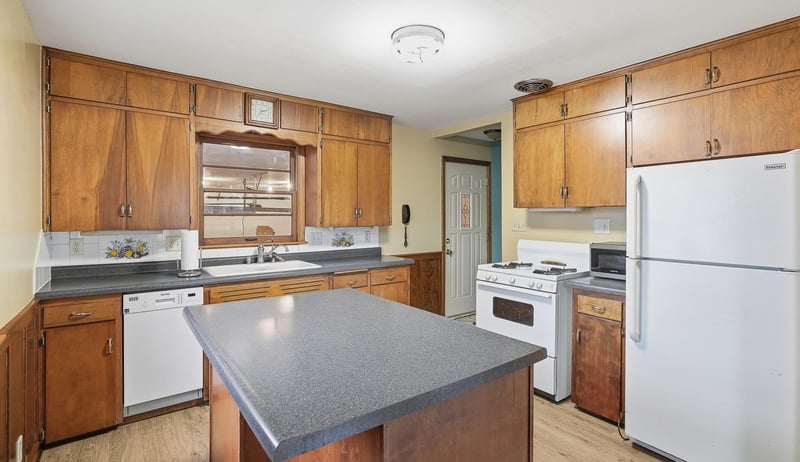 302 Minnesota Ave E, Minnesota Lake, MN 56068