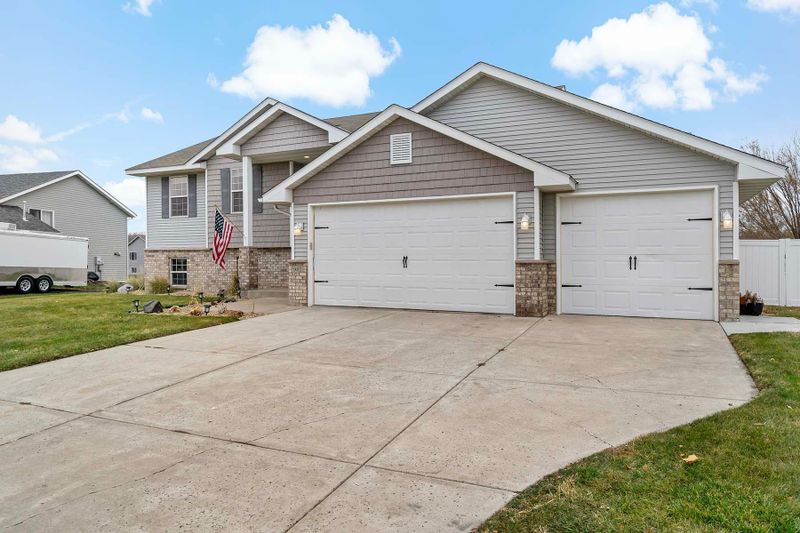 981 Farmers Ridge Trl, Belle Plaine, MN 56011