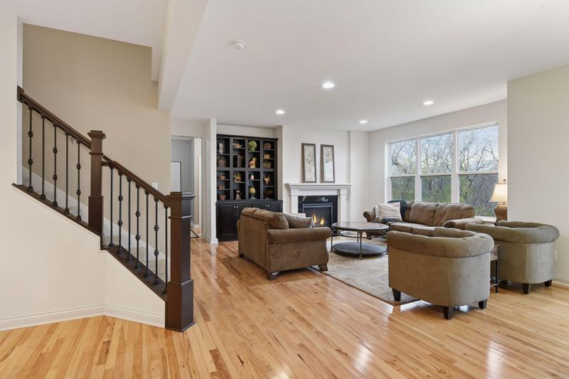 1056 Rosemary Cir, Chaska, MN 55318