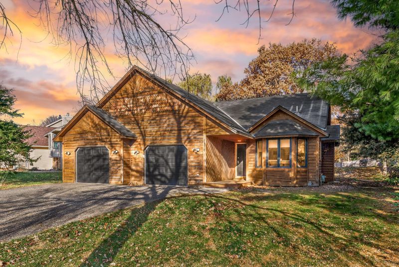 1516 Rushmore Dr, Burnsville, MN 55306