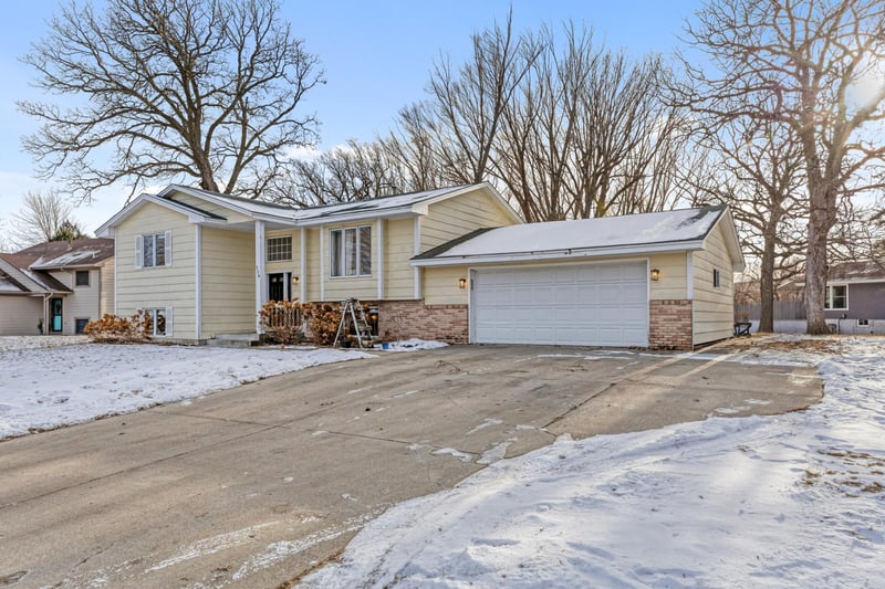 538 Devonshire Dr, Young America, MN 55397