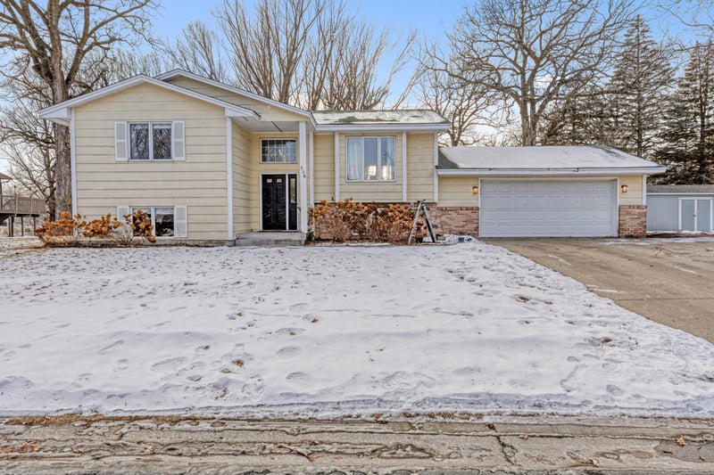 538 Devonshire Dr, Young America, MN 55397