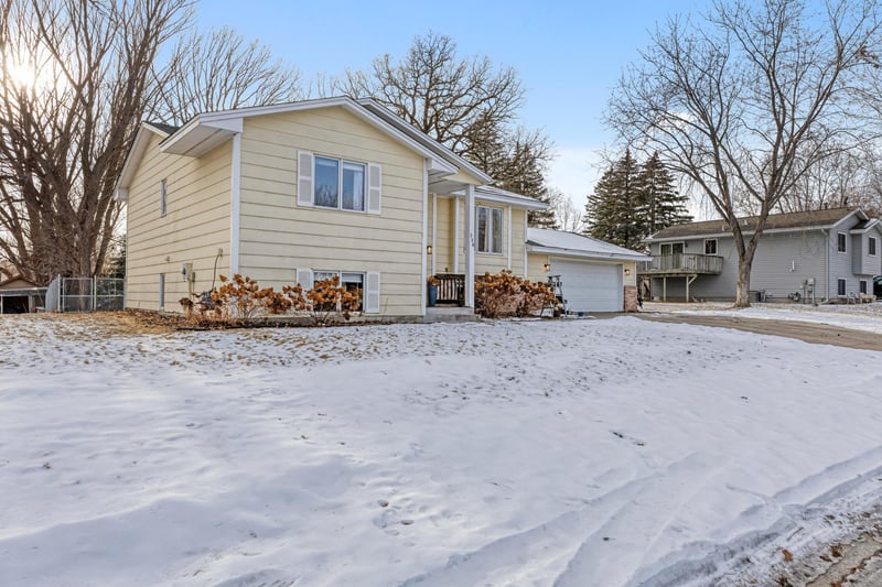 538 Devonshire Dr, Young America, MN 55397