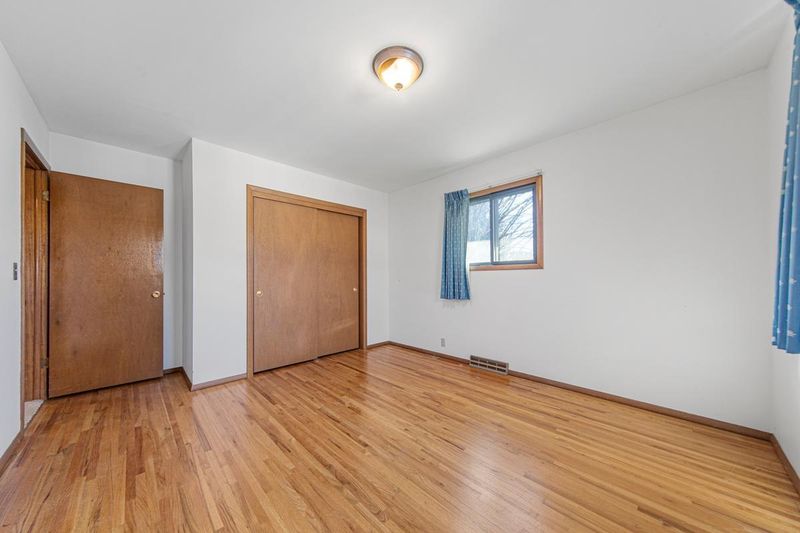 856 Valley View Rd, Faribault, MN 55021