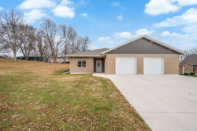 1965 Norway Ave, Windom, MN 56101