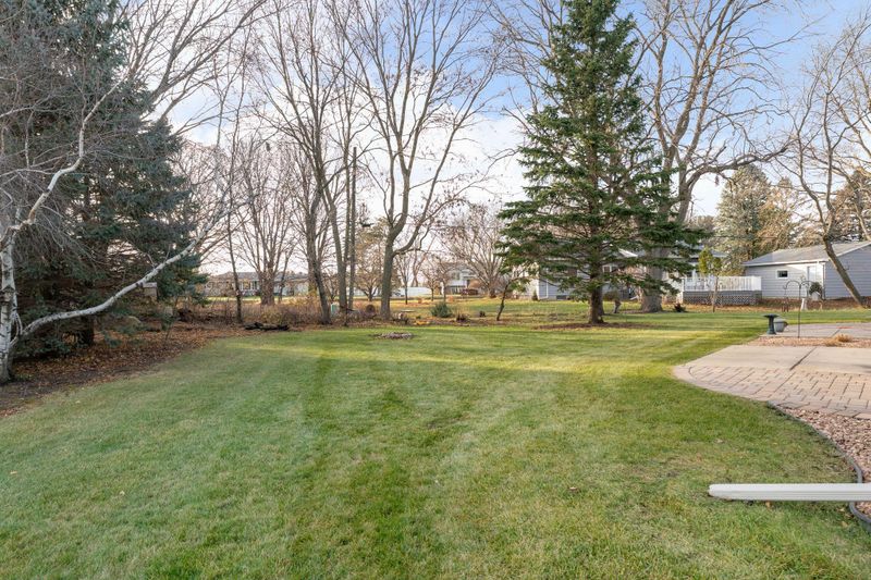 1710 B Carriage Home Dr, Austin, MN 55912