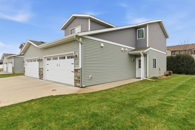 521 Faith Ln, Saint Joseph, MN 56374