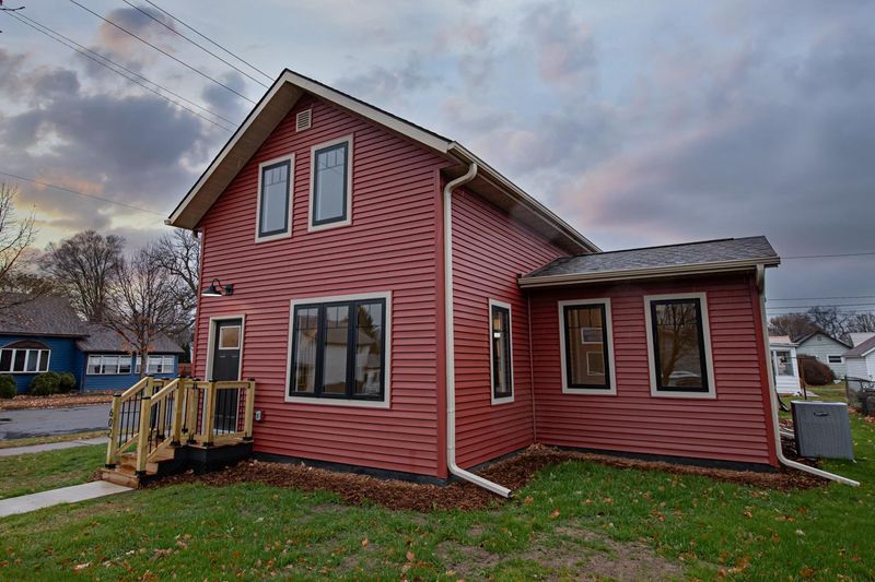 602 8th St E, Winona, MN 55987