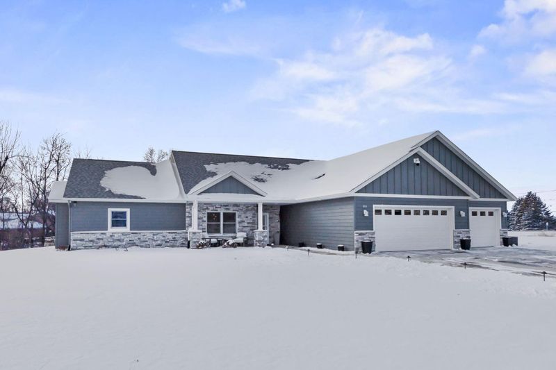 804 Mitchell Ct, Glencoe, MN 55336