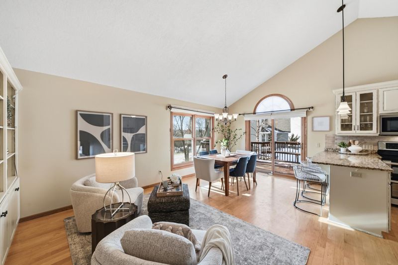 185 Cascade Ct, Chanhassen, MN 55317