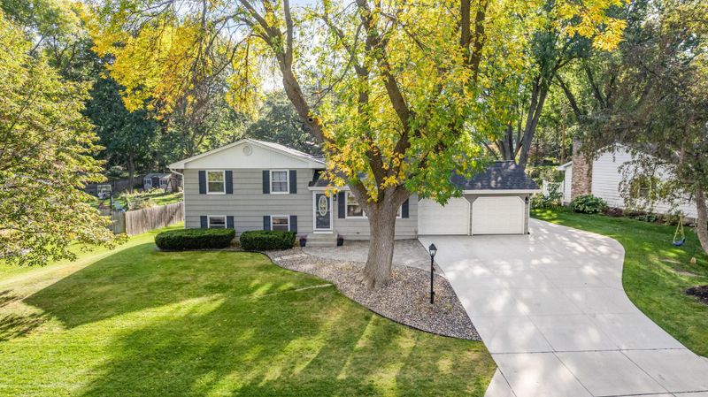 1749 Lamplight Dr, Woodbury, MN 55125