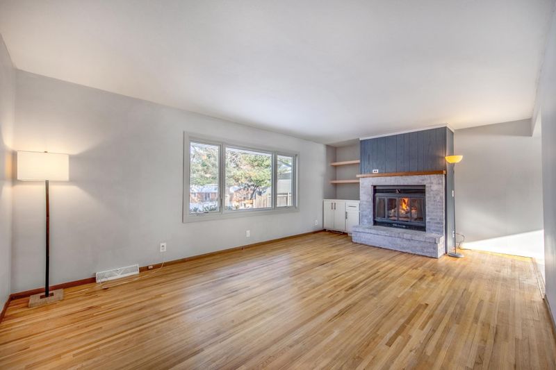 2912 W 88th St, Bloomington, MN 55431