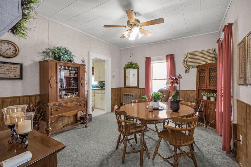 130 S 6th St, Bird Island, MN 55310