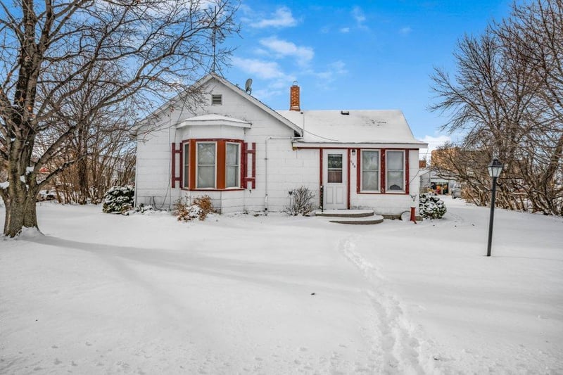 130 S 6th St, Bird Island, MN 55310