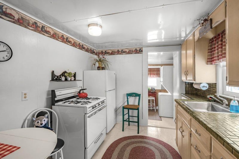 130 S 6th St, Bird Island, MN 55310