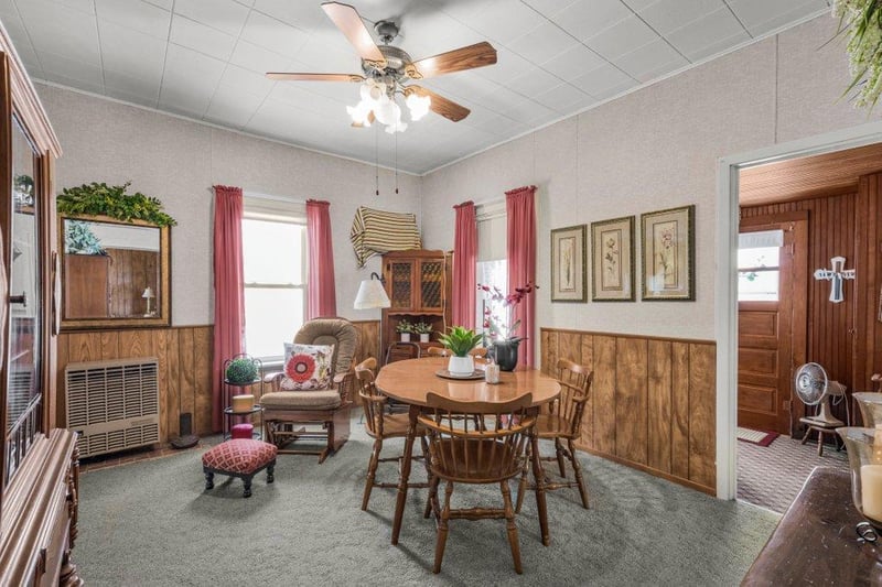 130 S 6th St, Bird Island, MN 55310