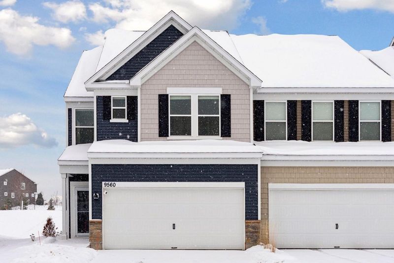 9560 4th St N, Lake Elmo, MN 55042