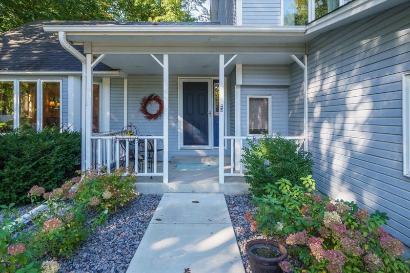 1045 Crest Ridge Ct, Mound, MN 55364