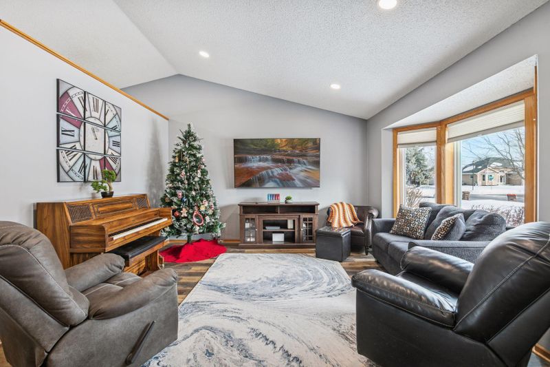 9498 Hamlet Ave S, Cottage Grove, MN 55016