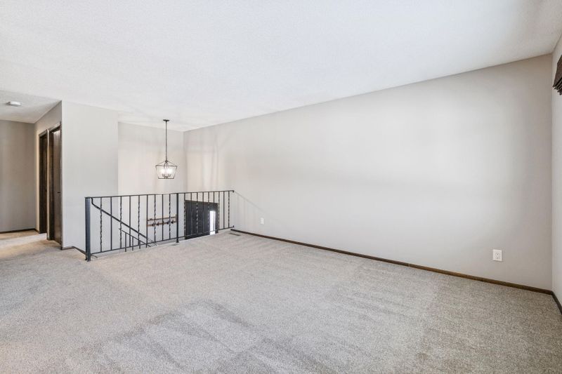 1118 E 145th St, Burnsville, MN 55337