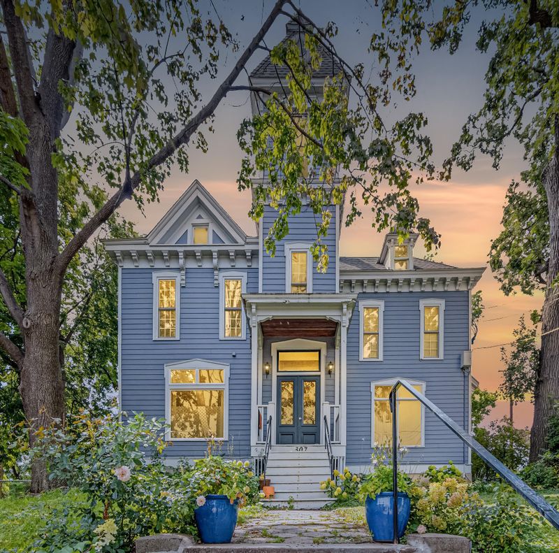 307 Walnut St #2, Saint Paul, MN 55102