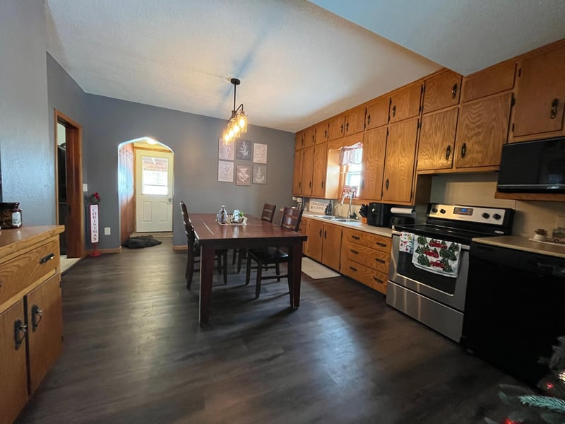 221 Main St, Currie, MN 56123