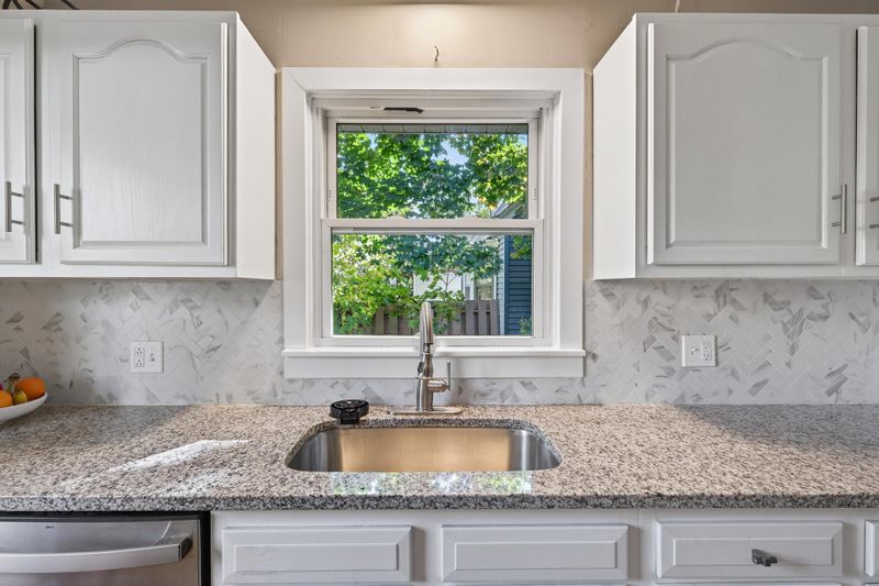 1812 Carl St, Saint Paul, MN 55113