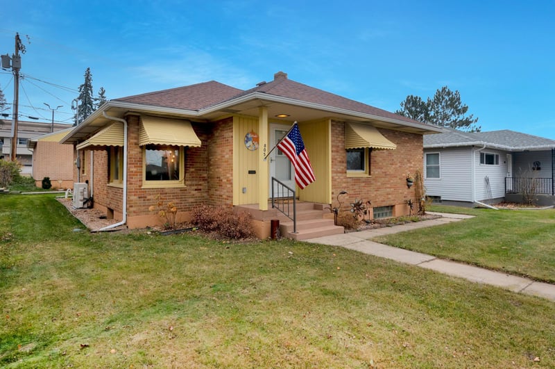 805 8th St N, Virginia, MN 55792
